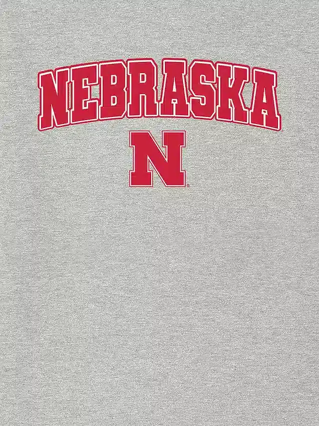 T-shirt med mörk grafisk bild av University of Nebraskas Arch Logo