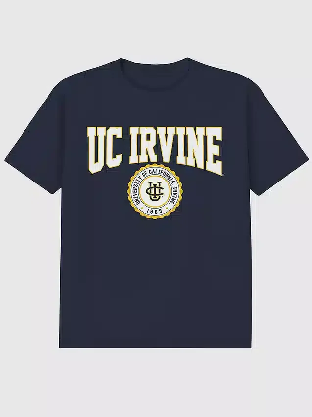 T-shirt med University of California Irvines universitetsvapen