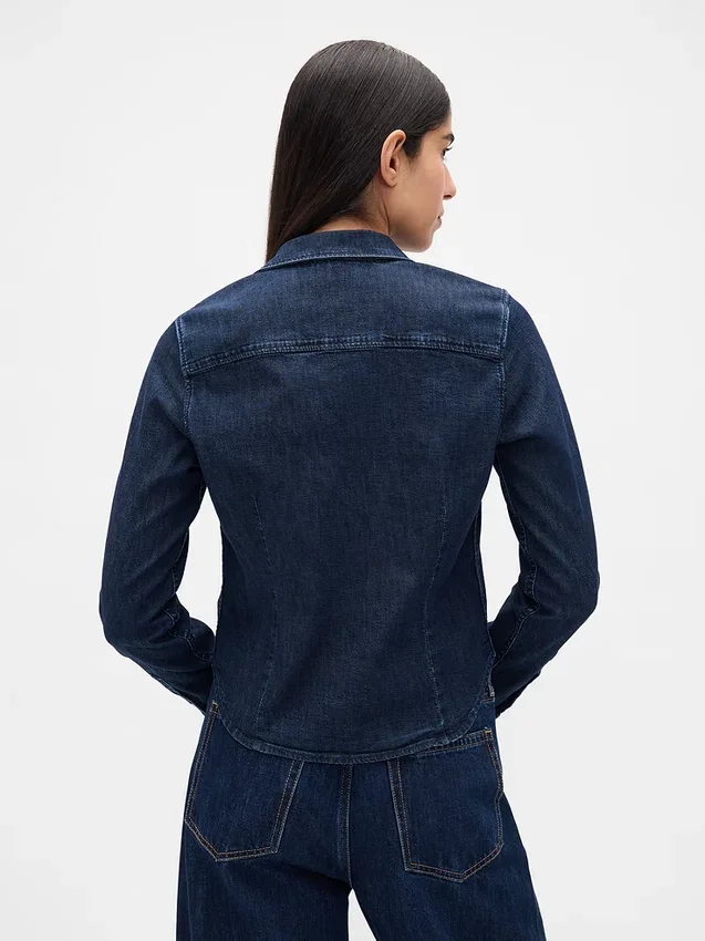 Tajt sittande kort skjorta i denim