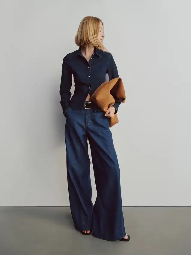 Tajt sittande kort skjorta i denim