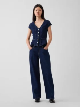 Tajt sittande peplum-top i denim med korta ärmar