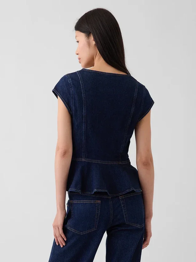 Tajt sittande peplum-top i denim med korta ärmar