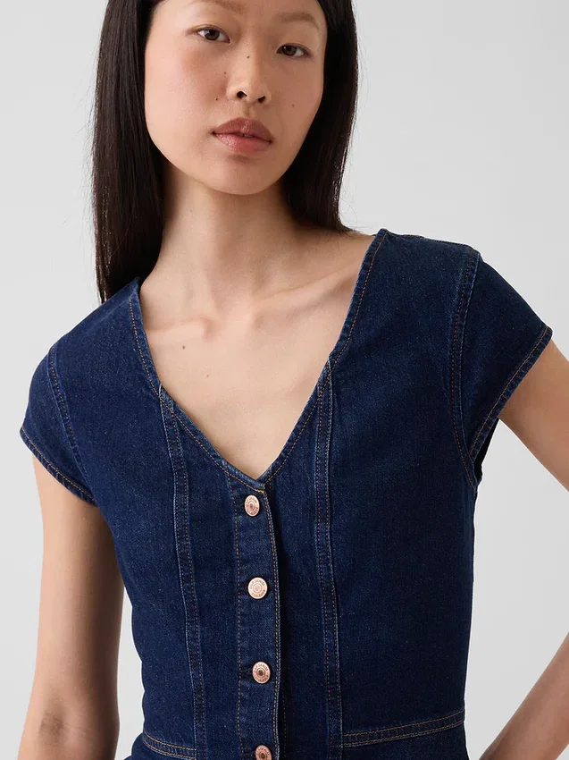 Tajt sittande peplum-top i denim med korta ärmar
