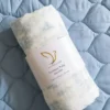 The Gilded Bird – Babyfilt i bambu med vårmönster