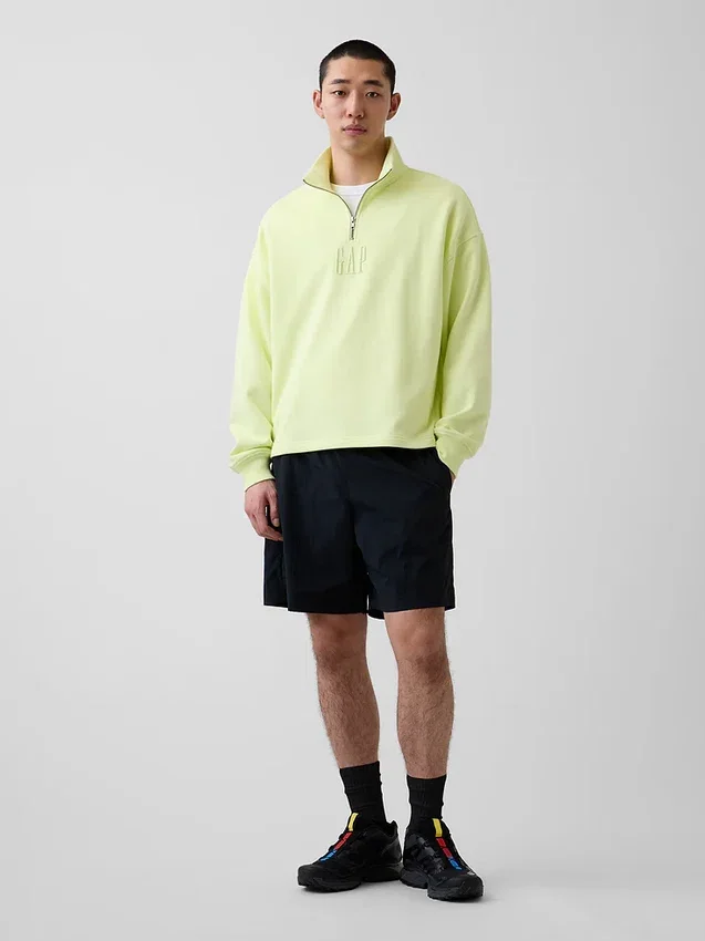 Tjock, oversized tröja med logo och kvartslås