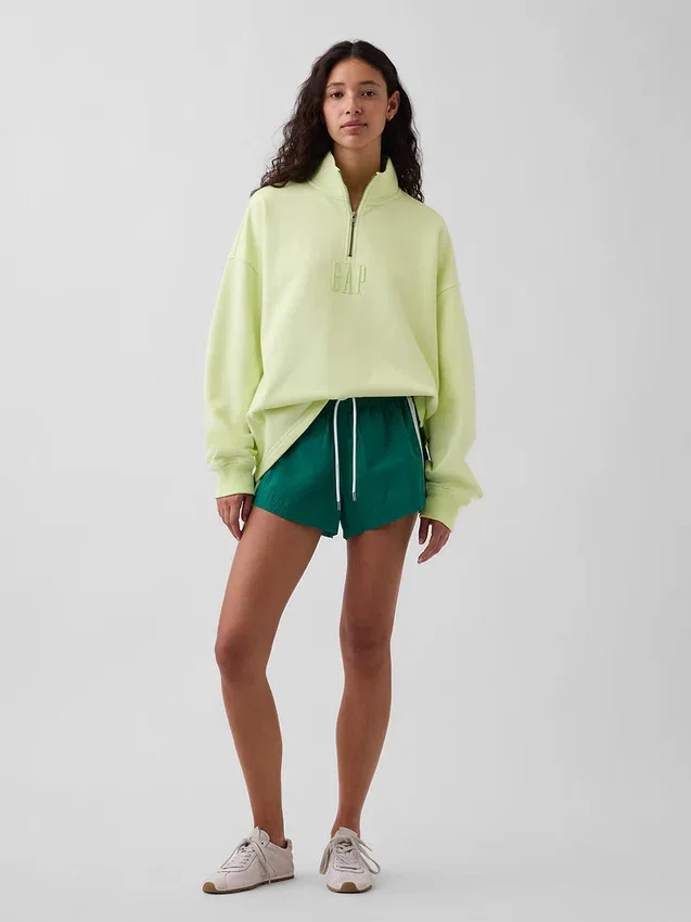Tjock, oversized tröja med logo och kvartslås