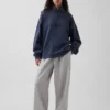 Tjock, oversized tröja med logo och kvartslås