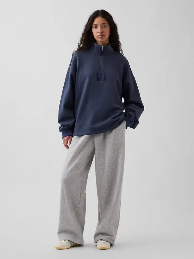 Tjock, oversized tröja med logo och kvartslås