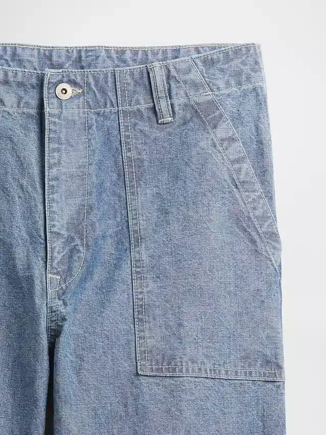 Tjocka, baggy jeans i chambray