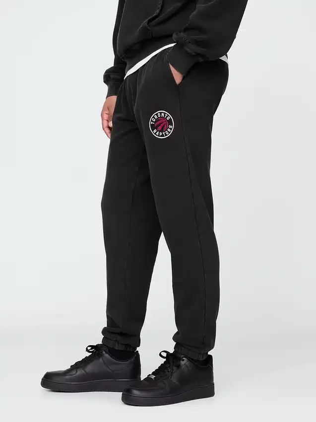 Tjocka joggingbyxor med NBA Toronto Raptors-logotyp