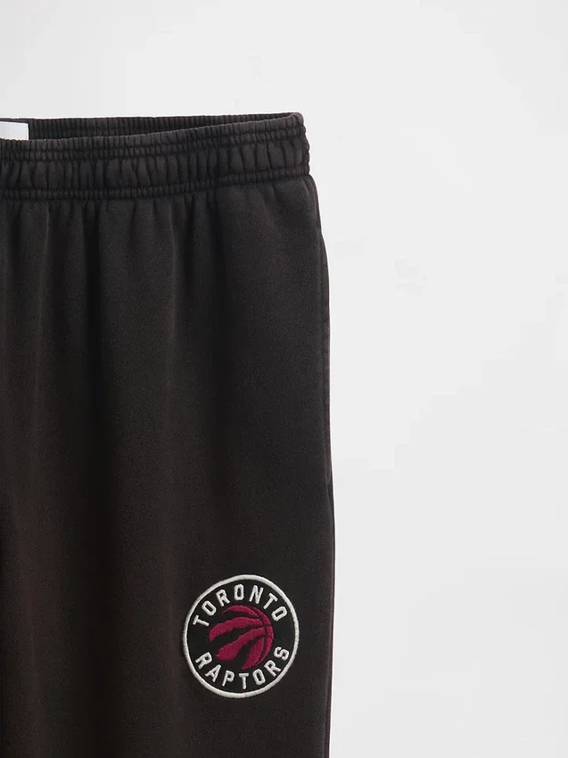 Tjocka joggingbyxor med NBA Toronto Raptors-logotyp