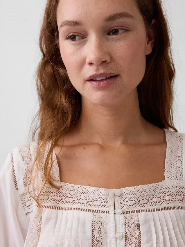 Top med spetskant och fyrkantig halsringning