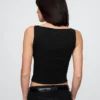 Tätstickad jersey-tanktop med båthals och kort passform