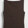 Tätstickad jersey-tanktop med båthals och kort passform