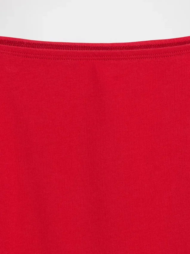 Tättstickad jersey-T-shirt med bar axel och kort passform