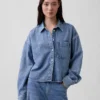 Ultramjuk denimskjorta i oversized-modell med rak nederkant och kortare längd