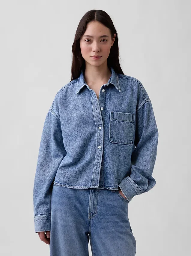 Ultramjuk denimskjorta i oversized-modell med rak nederkant och kortare längd
