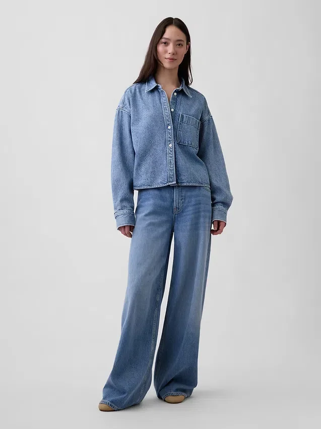 Ultramjuk denimskjorta i oversized-modell med rak nederkant och kortare längd