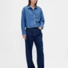 Ultramjuk denimskjorta i oversized-modell med rak nederkant och kortare längd