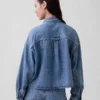 Ultramjuk denimskjorta i oversized-modell med rak nederkant och kortare längd