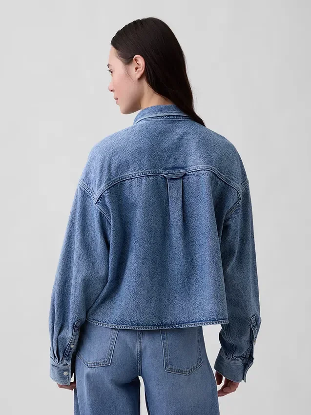 Ultramjuk denimskjorta i oversized-modell med rak nederkant och kortare längd