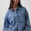 Ultramjuk denimskjorta i oversized-modell med rak nederkant och kortare längd