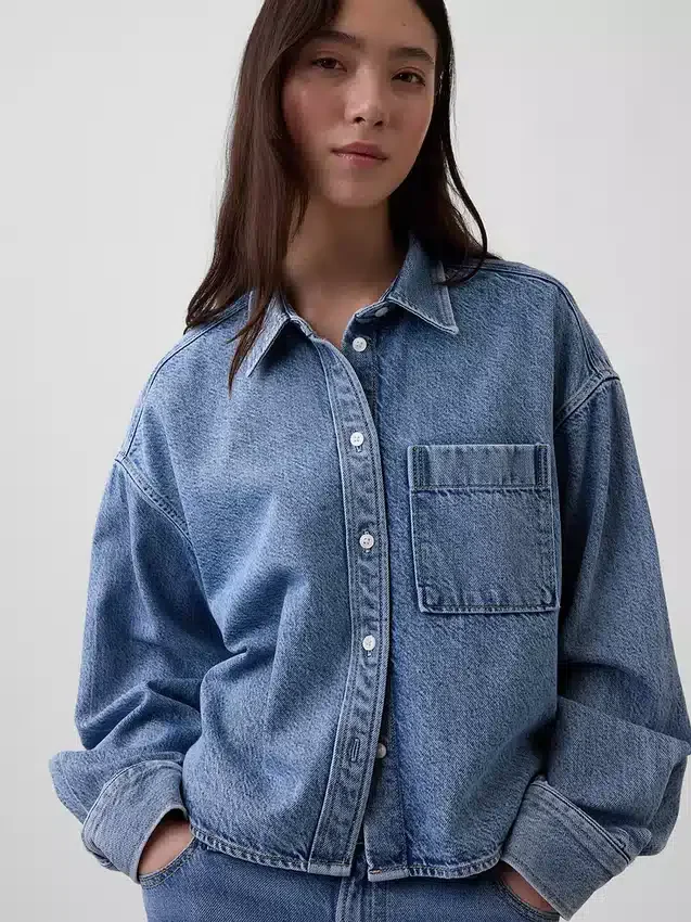 Ultramjuk denimskjorta i oversized-modell med rak nederkant och kortare längd