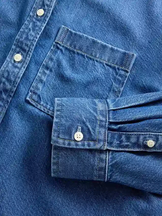 Ultramjuk denimskjorta i oversized-modell med rak nederkant och kortare längd