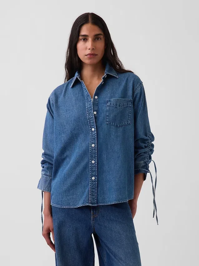 Ultramjuk denimskjorta i oversized-modell med rynkade ärmar