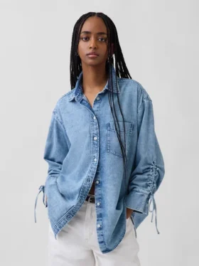 Ultramjuk denimskjorta i oversized-modell med rynkade ärmar