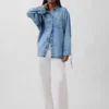 Ultramjuk denimskjorta i oversized-modell med rynkade ärmar