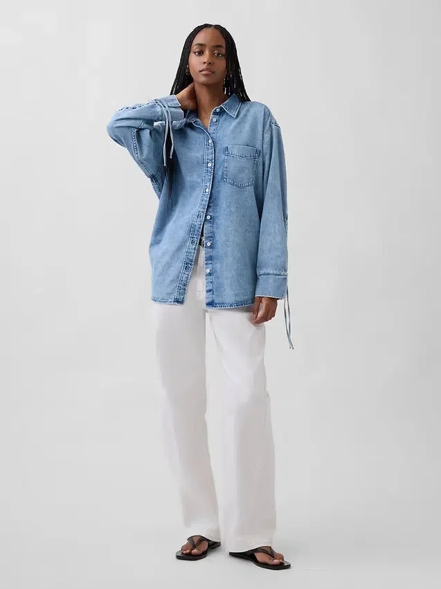 Ultramjuk denimskjorta i oversized-modell med rynkade ärmar