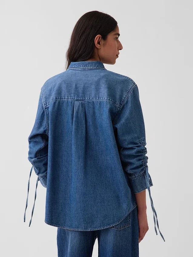 Ultramjuk denimskjorta i oversized-modell med rynkade ärmar