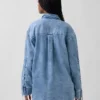 Ultramjuk denimskjorta i oversized-modell med rynkade ärmar