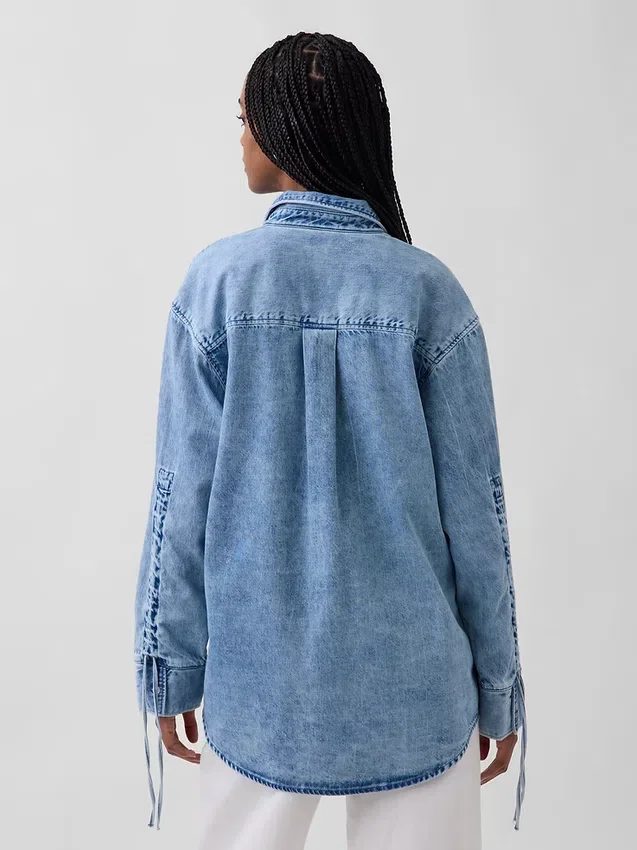 Ultramjuk denimskjorta i oversized-modell med rynkade ärmar