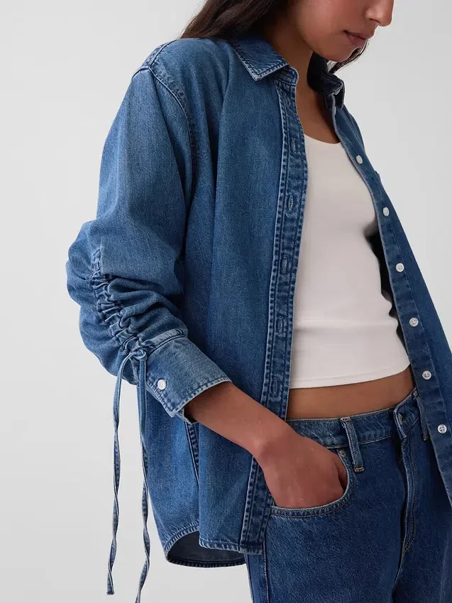 Ultramjuk denimskjorta i oversized-modell med rynkade ärmar