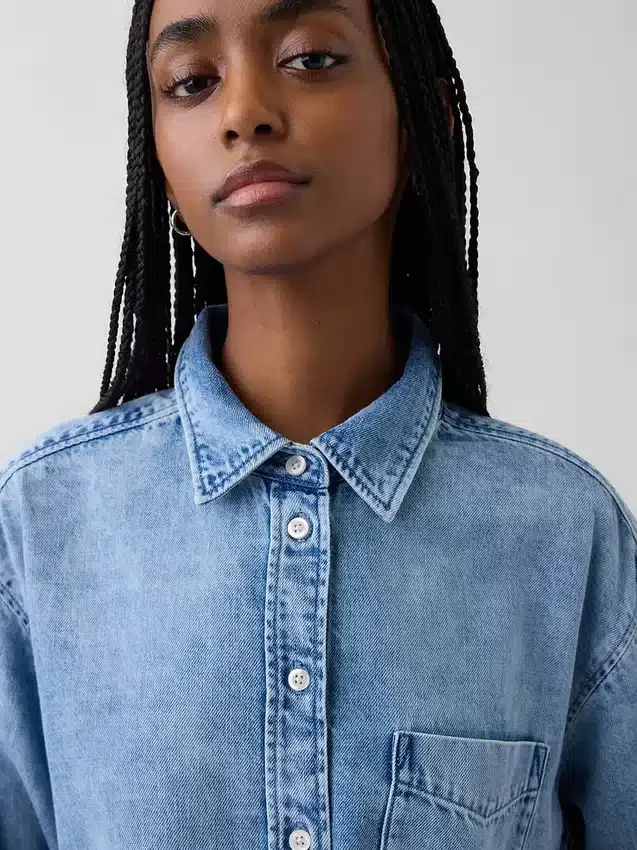 Ultramjuk denimskjorta i oversized-modell med rynkade ärmar