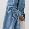 Ultramjuk denimskjorta i oversized-modell med rynkade ärmar