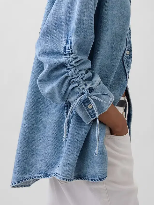Ultramjuk denimskjorta i oversized-modell med rynkade ärmar