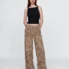 Ultramjuka, baggy jeans med leopardmönster och medelhög midja