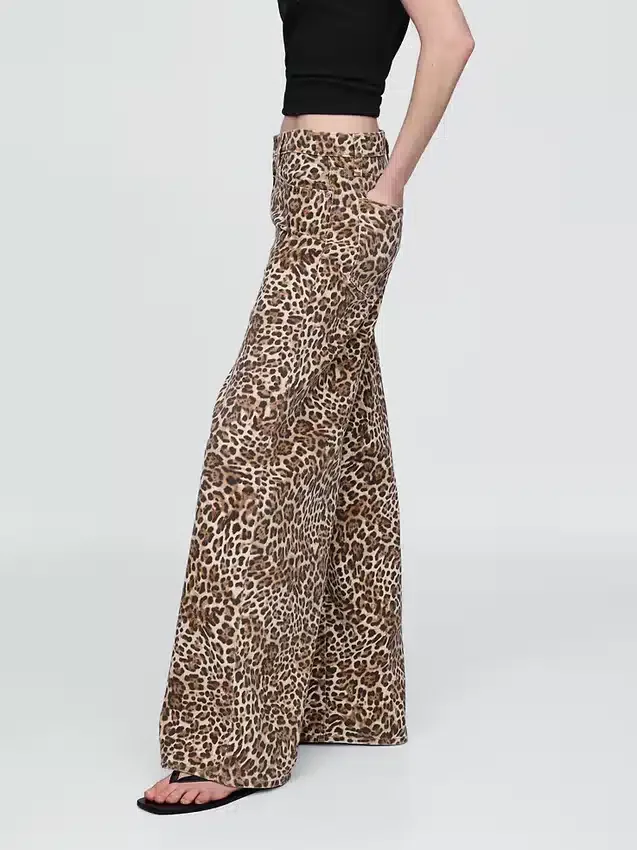 Ultramjuka, baggy jeans med leopardmönster och medelhög midja