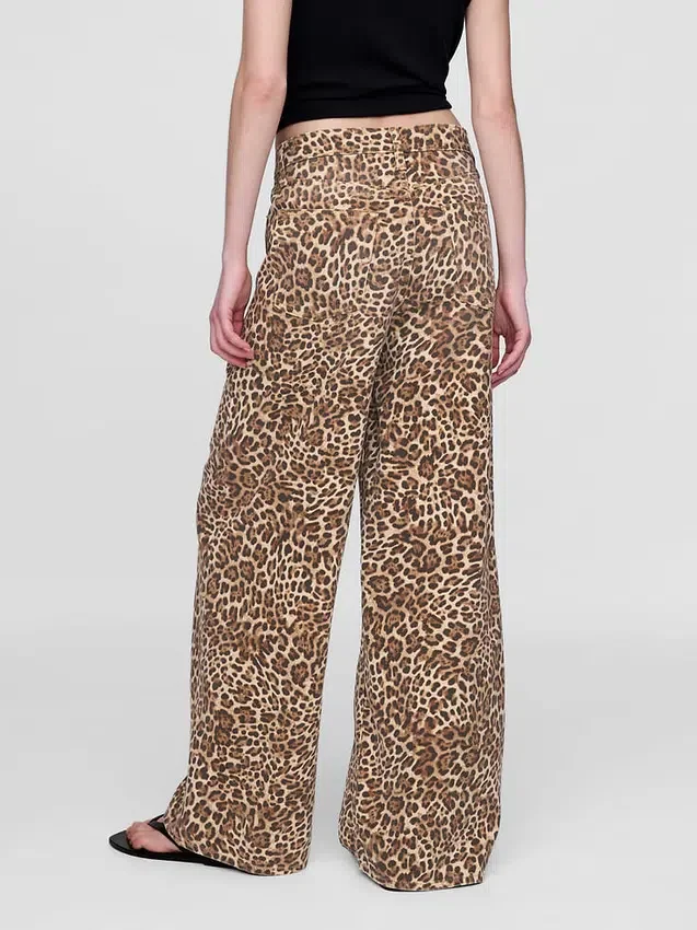 Ultramjuka, baggy jeans med leopardmönster och medelhög midja
