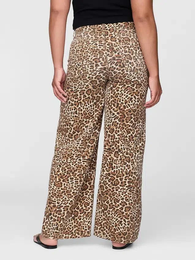Ultramjuka, baggy jeans med leopardmönster och medelhög midja