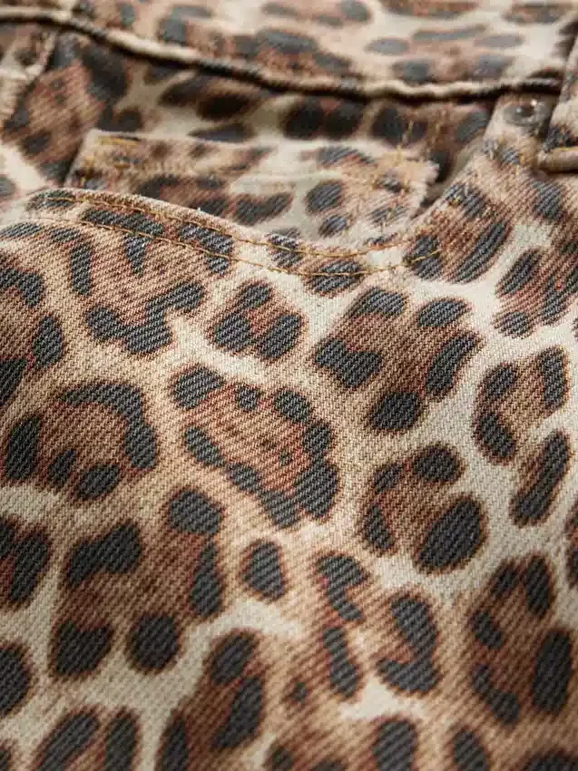 Ultramjuka, baggy jeans med leopardmönster och medelhög midja
