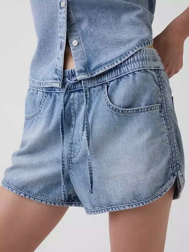 Ultramjuka denimshorts med medelhög midja och dolfinfåll