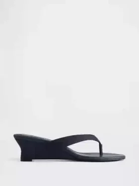 Veganläder-sandaler med kilklack och tårem