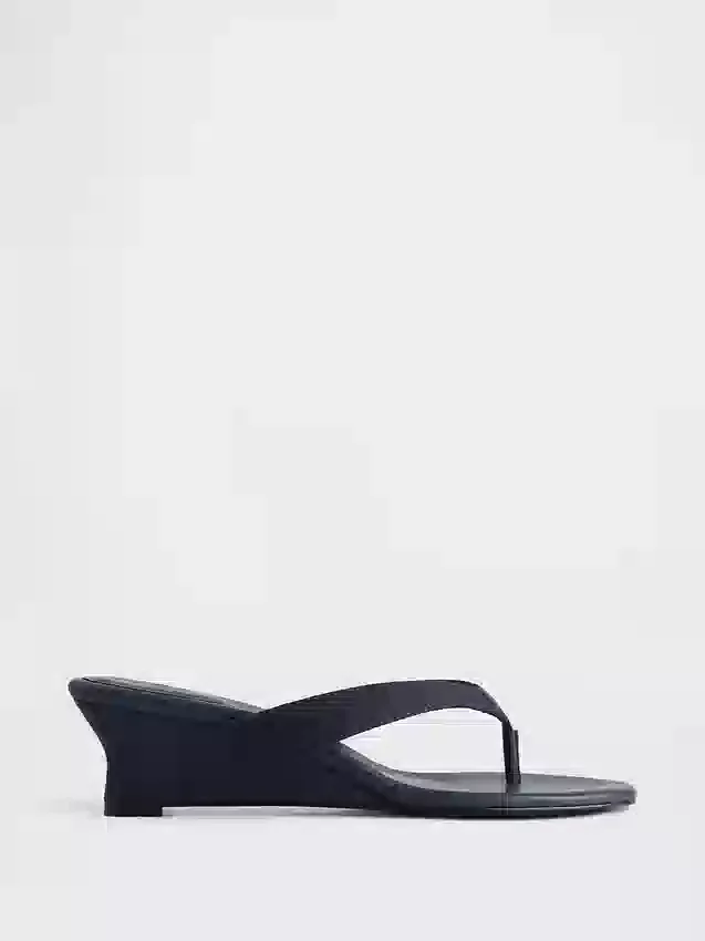 Veganläder-sandaler med kilklack och tårem
