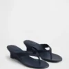 Veganläder-sandaler med kilklack och tårem