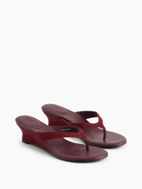 Veganläder-sandaler med kilklack och tårem