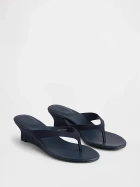 Veganläder-sandaler med kilklack och tårem